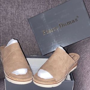 Ladies Pierre Dumas bone colored sandals, Brand new in box Size 9